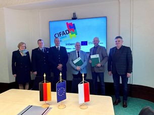 Unterzeichnung des Zuwendungsvertrages zu EU-Katastrophenschutzprojekt CIFAD III mit dem Landkreis Zary
