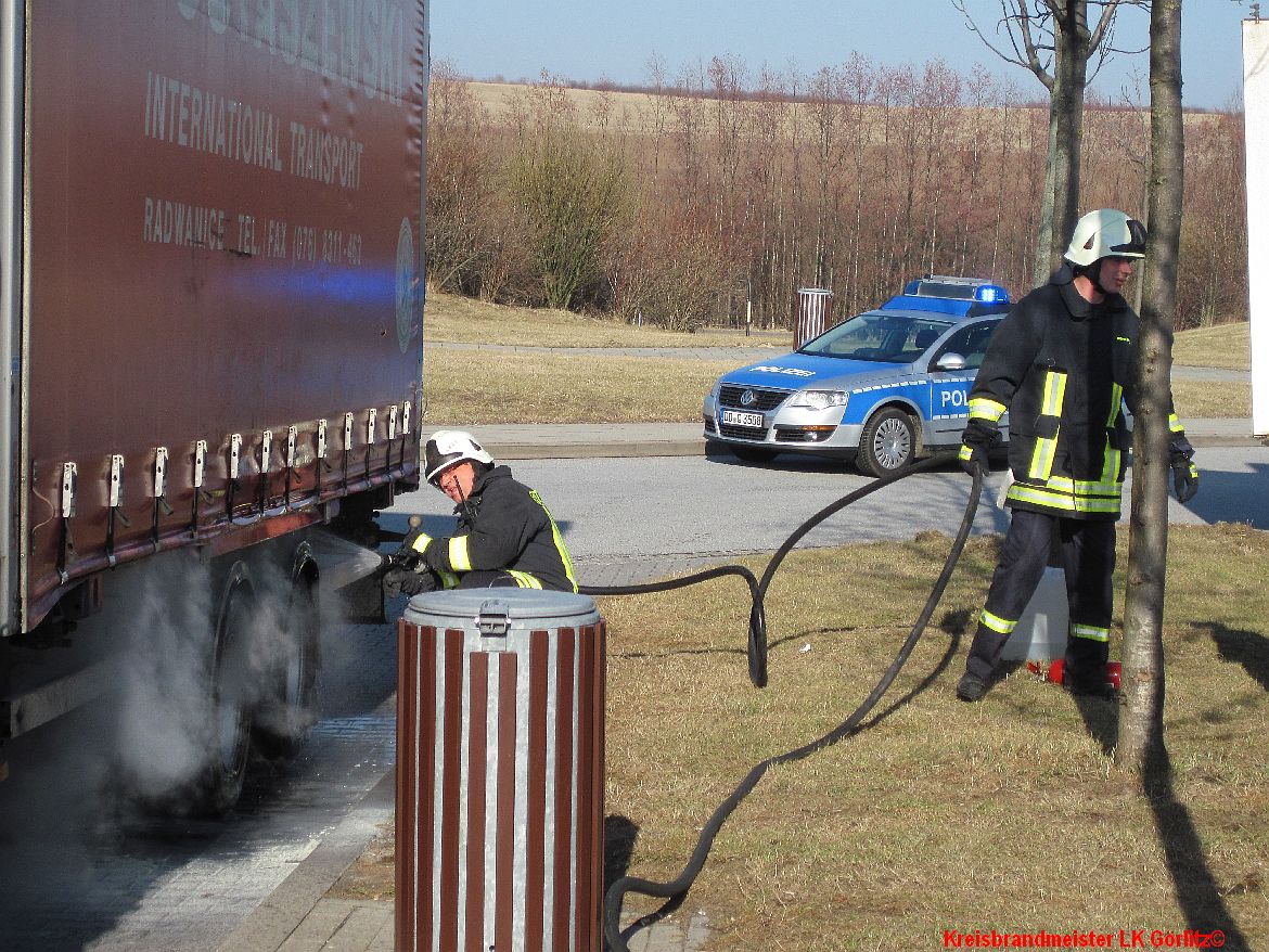 Feuerwehr jühlt die Achse